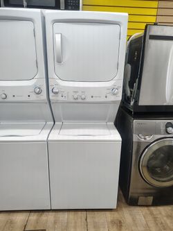 GE stackable electric 220v washer dryer  súper capacity In Excellent Working Condition