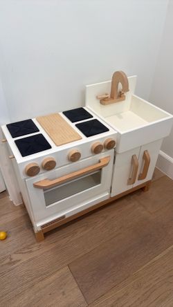 Milton and Goose play kitchen
