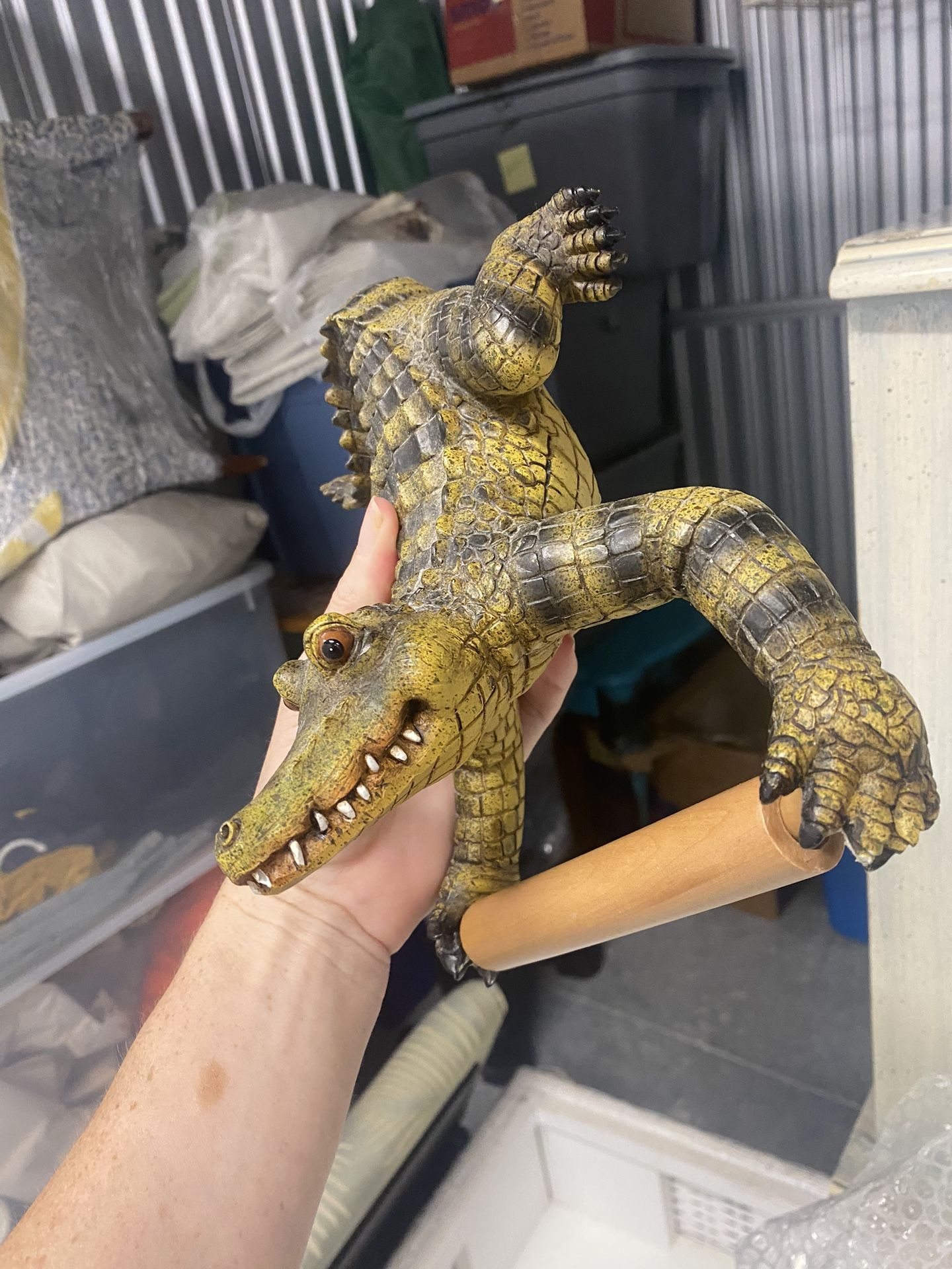 Alligator toilet paper holder