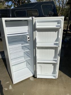 Sears Kenmore apartment size refrigerator. In excellent condition