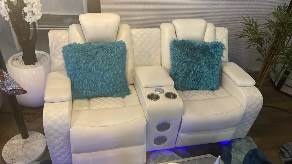 Sofá biplaza de poliéster con reposapiés eléctrico y reposacabezas, color blanco. Listo Para Recoger.