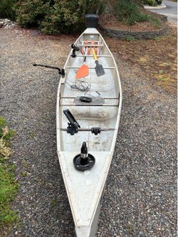 17 ft Aluminum Canoe with Garmin Fish Finder