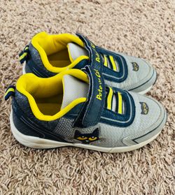 KIDS PETE THE CAT SHOES SIZE 13