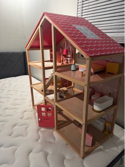 Dollhouse with accessories