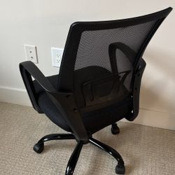 Swivel Office Chair – Like New, Used Only a Few Months 