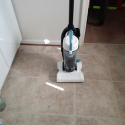 BLACK AND DECKER VACUMM CLEANER BAGLESS LIGHT WEIGHT AND ALL ATTACHMENTS VERY GOOD CONDITION. $25