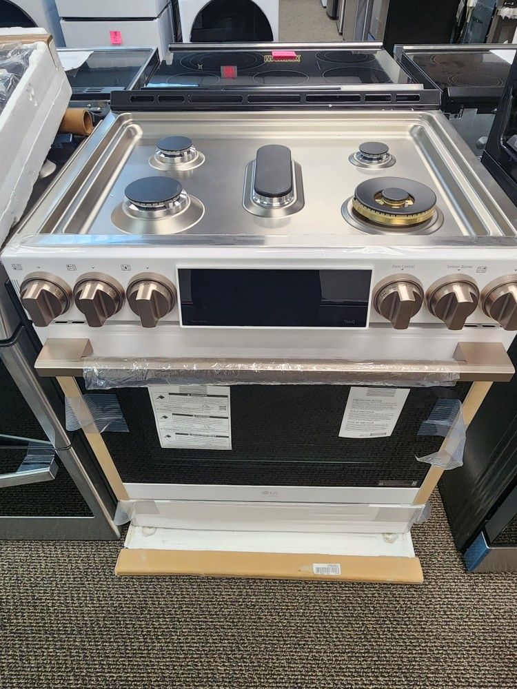 Studio 6.3 cu ft SMART SIde-in Gas Range in Eesence White with
ProBake Convectlon, Easy Cloan, instaylow & Air fry
