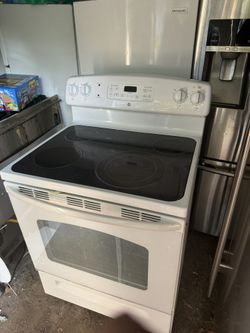 Nice GE. Electric Stove 