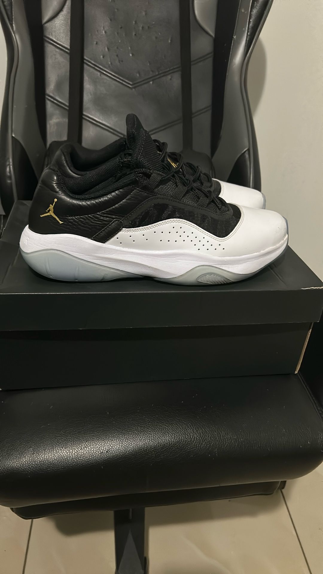 Jordan 11 CMFT LOW Black/Metallic Gold-White