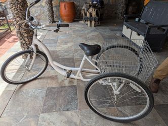 SCHWINN WOMEN'S TRICYCLE