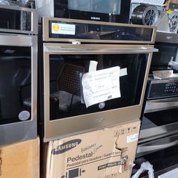 Whirlpool Single Oven  $1200 New Connect To WiFi 