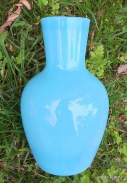 Vintage blue milk glass art glass delphite vase !