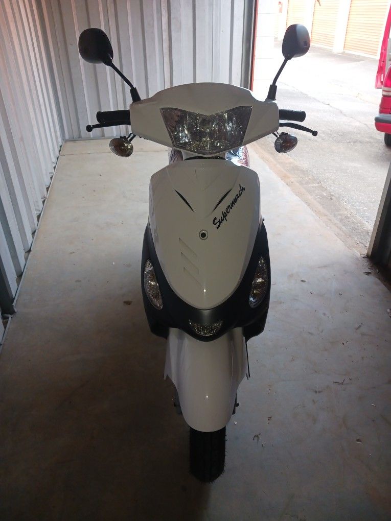 49cc NEW GAS SCOOTERS W/ HELMET