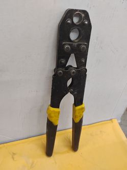 Apollo PEX Combo Crimp Tool a dual-size plumbing hand tool designed to secure 1/2-inch and 3/4-inch copper crimp rings on PEX tubing.