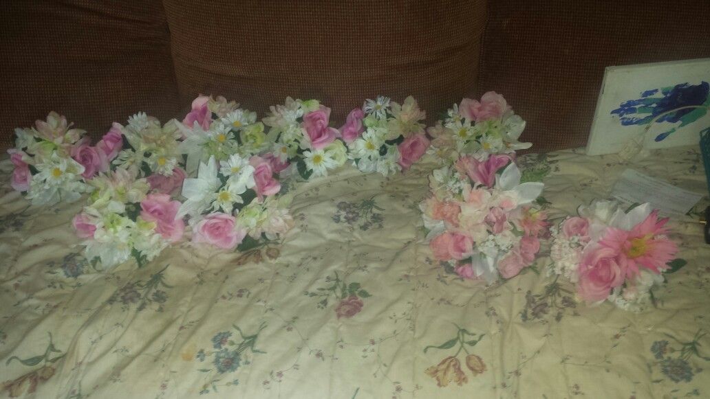 I am a certified floral designer. I can make any style tobyour set budget Wedding package never used