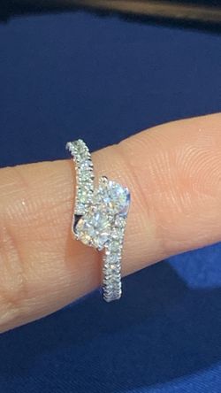 Stunning 14k 2 stone diamond engagement/promise ring