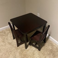 Kiddie table 2 chairs 50$
