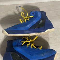 Under Armor Curry 3 ‘Dub Nation’ basketball shoes (GS size 2)