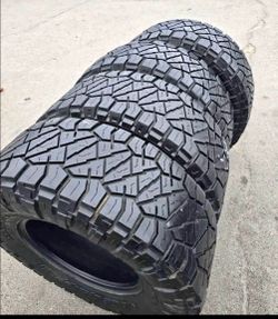 35x12'50R18 LT RT MARCA NITO en perfectas condiciones las cuatro