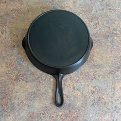 Piqua Favorite Smiley Logo Cast Iron No. 9 Skillet With Heat Ring 