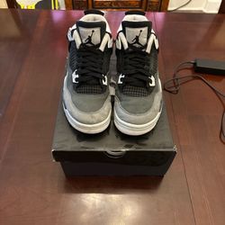 Jordan 4 white thunders