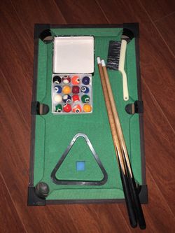 Mini pool table