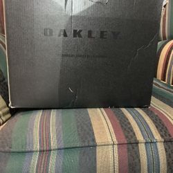 BRAND NEW OAKLEY SKI SNOWBOARD HELMET
