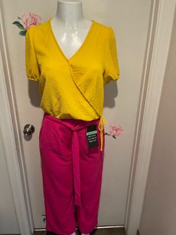 New women’s top size small