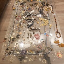 Miscellaneous vintage lot of jewelry