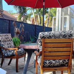 3 Beautiful 😍 Wood  Sturdy Wide Wood Chairs W/ Cushions Table w/ XL Outdoor Hand Crank Umbrella Hampton Bay Pool Deck Balcony Dock Party Seating