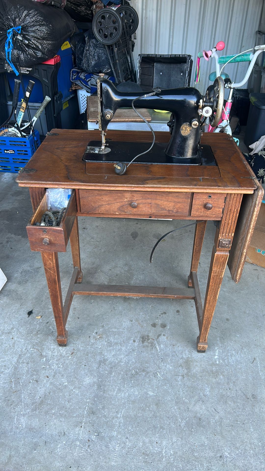 Singer Sewing Machine  Vintage 
