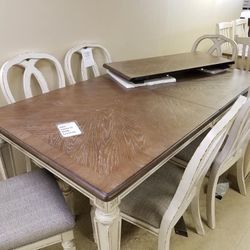 Realyn Chipped White Oval Dining Room Set / Dining table and Chairs