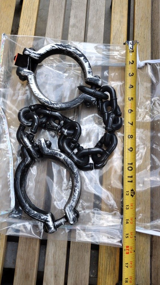"Large Shackles" Halloween Item