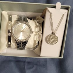 Watch Bracelet  Jewelry I Can Deliver  50$