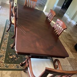 MOVING MUST SELL BEAUTIFUL DINING TABLE WITH 6 CHAIRS