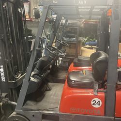Toyota Propane Forklift 3 Stages Side Shifting 2600lbs 