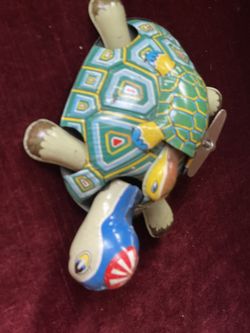 VINTAGE MECHANICAL WIND-UP TURTLE