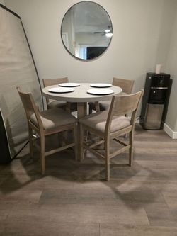 Beautiful Dining Table (4Chairs)