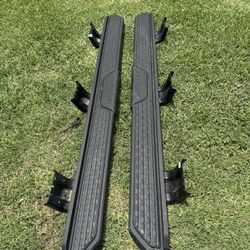Running boards 19-25 ram 1500 crewcab like new$499 se habla español. 