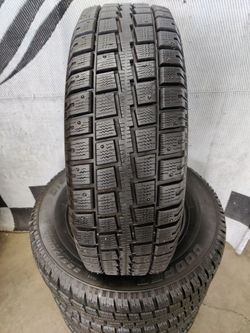 225/70r16 "Near Brand New" Cooper Discoverer studded winter snow tires