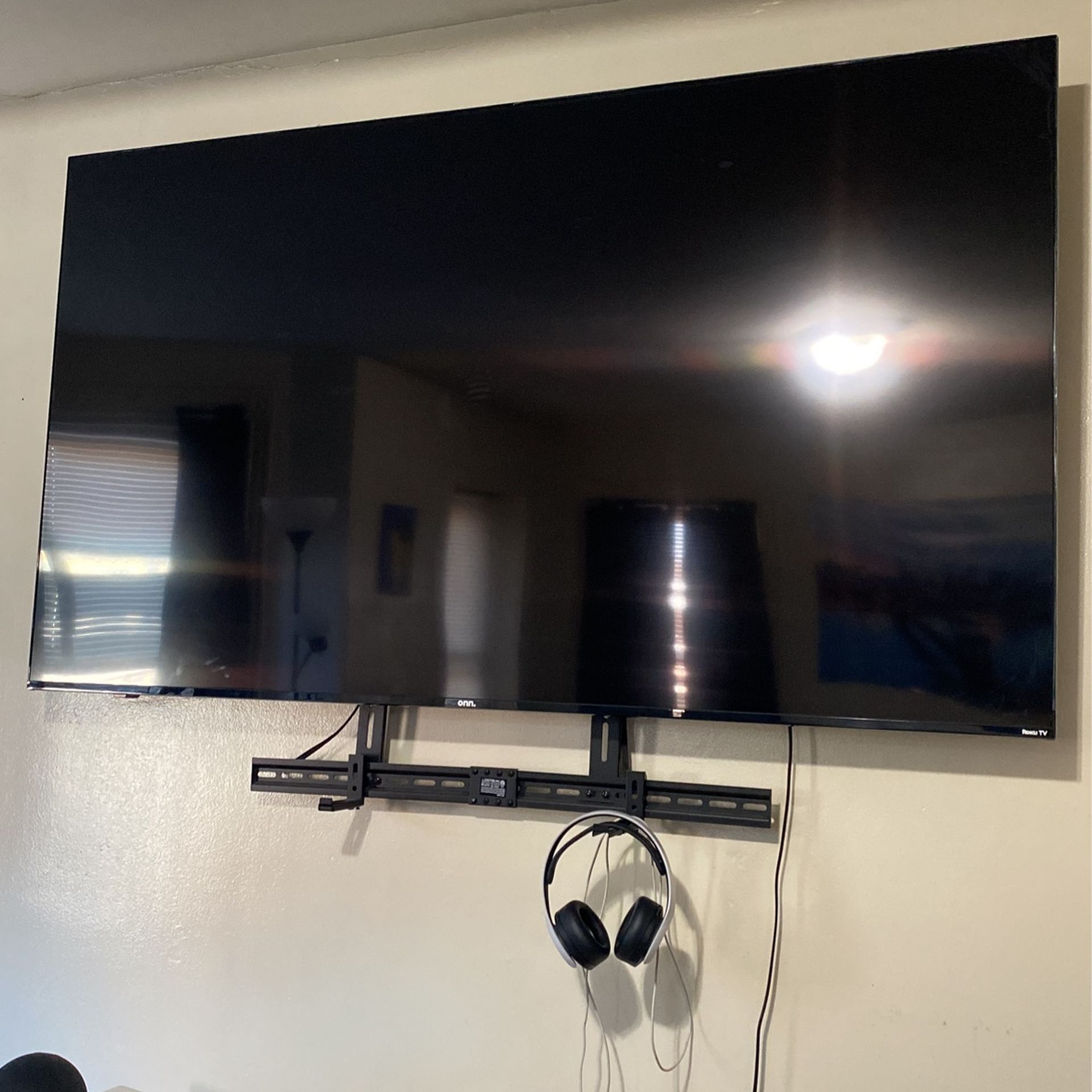 75 FT Roku TV