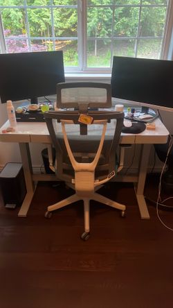Electric standing desk