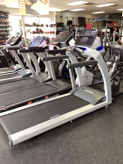 Life Fitness T5 Track Connect 2.0 High End Treadmill With Only 16 Hours Of Use On It Includes Warranty