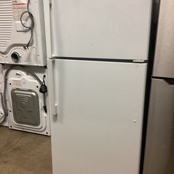 GE 18 cu.ft. Top Freezer Refrigerator New Scratch And Dent 