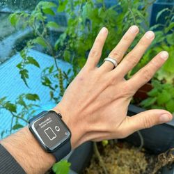 APPLE WATCH SERIES 4 40MM UNLOCKED NEW IN BOX $1 DOWN TODAY REST IN PAYMENTS.NO CREDIT CHECK 