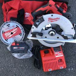 MILWAUKEE COMBO CIRCULAR SAW WITH BLADE AND 4.0 BATTERY AND CHARGER BRAND NEW 