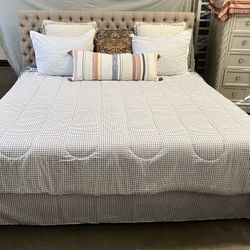 King Size Bed. Metal Frame, Box Springs and a Very comfortable memory foam mattress.  Hablo Español Y Entrego