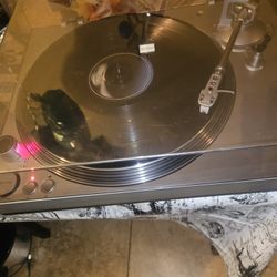 Stanton Turntable  ( STR8-30)