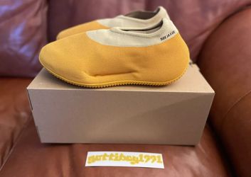 adidas YEEZY KNIT RUNNER 'SULFUR' Size 10.5 2021 Mickey Slipz Kanye