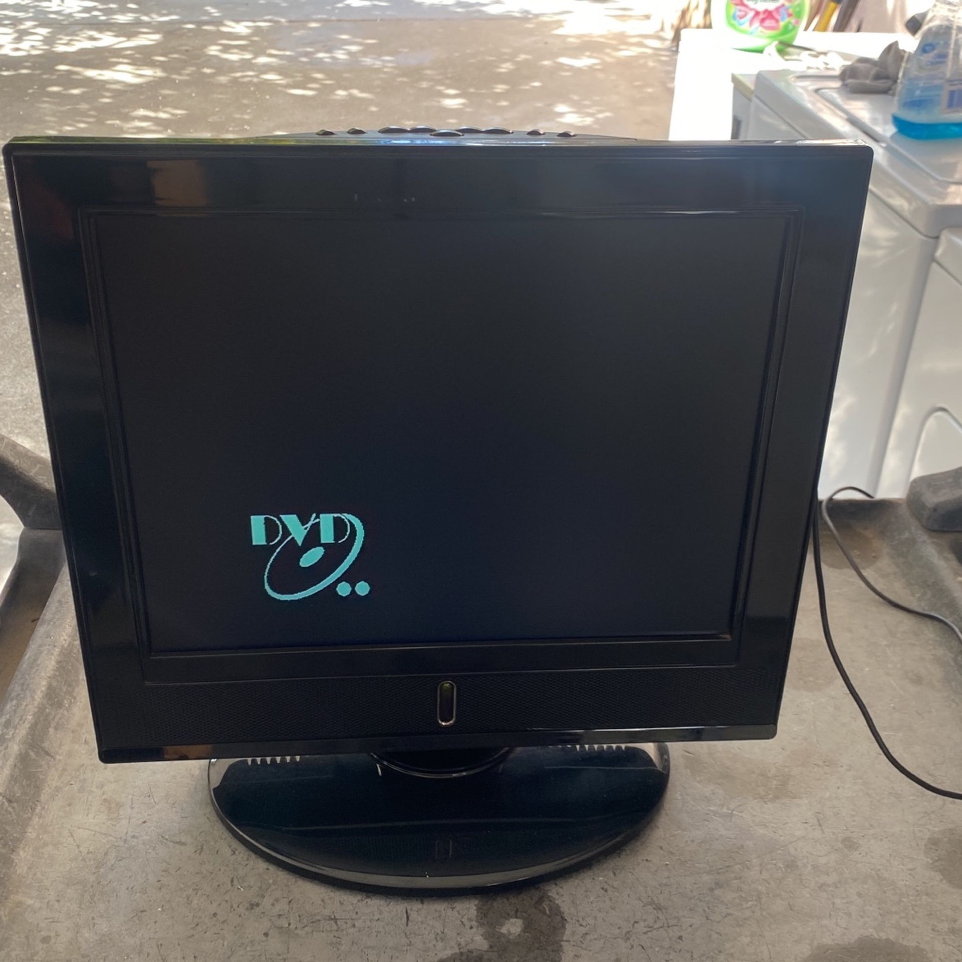 15” LCD Tv With Integrated Dvd Player